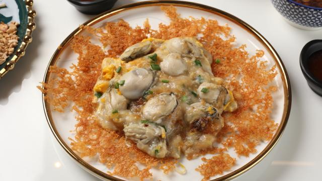 Heng Hoi Tod Chaw Lae (Heng Crispy Oyster Omelette) Ekkamai 14 in Bangkok | Thailand