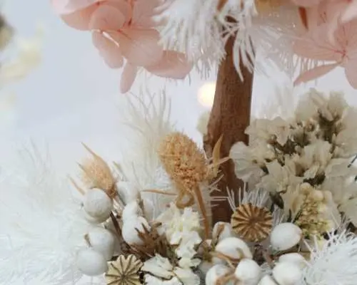 觀塘永生花乾花小花樹DIY工作坊，暖色系盆栽底部細節，水泥花盆內配搭復古乾燥花材和柔軟棉花，質感豐富。