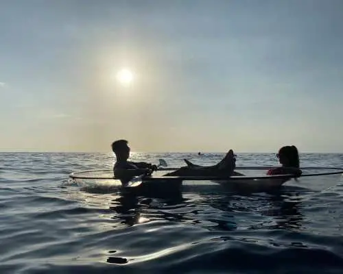 小琉球透明獨木舟體驗，兩人在日落或日出時分，乘著透明獨木舟在海上欣賞美景，享受寧靜浪漫時刻。