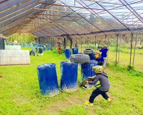 在台北的鐳戰射擊戰場上，孩童全副武裝在掩體間奔跑瞄準，體驗無痛又逼真的現代化軍事射擊對戰遊戲。