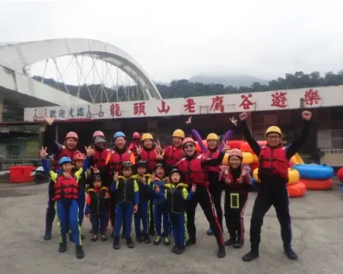 台灣高雄｜茂林溫泉溪獨特冒險體驗漂流圈｜8 圈成行