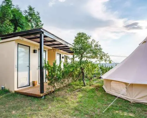 Khu cắm trại Xiaorizi Miaoli cung cấp không gian glamping riêng tư, với một cabin phong cách và lều chuông tiện nghi, mang đến trải nghiệm nghỉ dưỡng ngoài trời thoải mái kèm tiện nghi riêng.