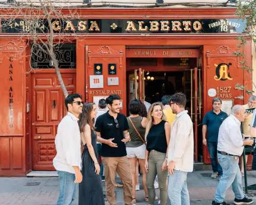 馬德里街邊小吃之旅，探索歷史悠久的西班牙餐廳「CASA ALBERTO」，感受當地熱鬧的街道氛圍和建築特色。