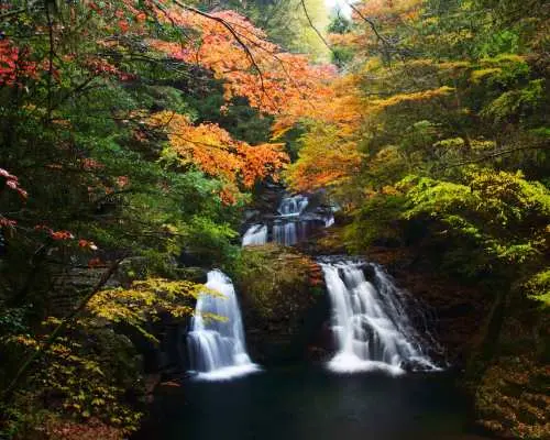 48 thác Akame ở Nabari, Mie, với cảnh quan mùa thu ngoạn mục cùng những tán lá đỏ rực rỡ xen lẫn các thác nước nhiều tầng, tạo nên vẻ đẹp thiên nhiên tuyệt vời.