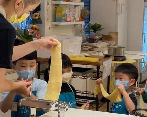 台北Kidchen Club英語親子烘焙課，【2-6歲】孩子與老師操作製麵機，學習食材轉變的科學原理與烹飪樂趣。