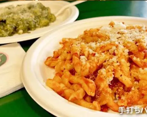 赤と緑のソースで彩られた美味しい手打ちイタリアンパスタ料理。ローマの地元グルメを代表する一皿です。