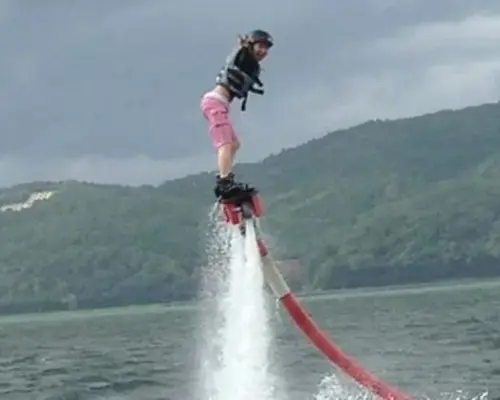 [Yamanashi/Lake Yamanaka] Fly in the sky with water pressure at the foot of Mt. Fuji! Flyboard experience Rio de Emocion