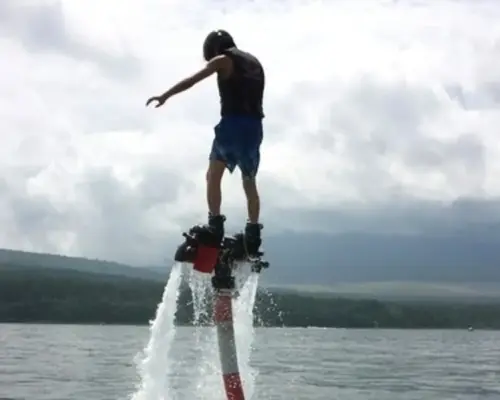 [Yamanashi/Lake Yamanaka] Fly in the sky with water pressure at the foot of Mt. Fuji! Flyboard experience Rio de Emocion