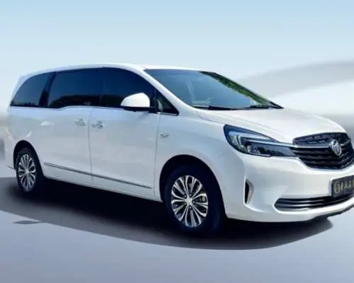 長沙黃花國際機場 (CSX) 專車接送服務，搭乘寬敞舒適的白色別克GL8商務車，適合家庭或團體旅客，享受便捷的機場往返。