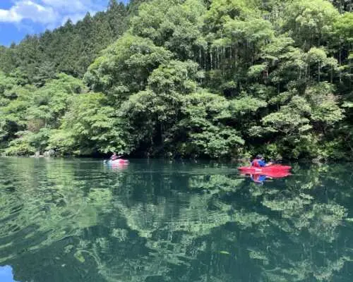 享受被大自然包圍的皮划艇體驗。我們也建議安排燒烤（東京奧多摩）