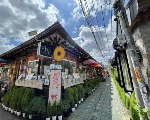 ソウルの狭い通りにある魅力的な伝統的な韓国カフェ。屋外席があり、パーソナルな探検ツアー中に発見できる「隠れた名所」です。