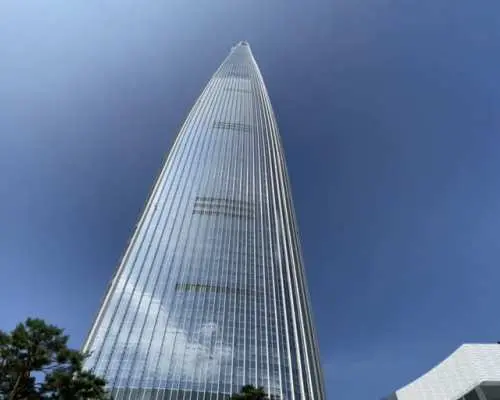 晴れた青空にそびえ立つ雄大なロッテワールドタワー。ソウルの近代建築を象徴し、カスタマイズ可能な市内観光のランドマークです。