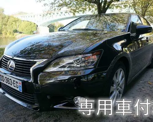 快適で効率的な移動を象徴するモダンな黒のプライベートカー。ウィンザー城への日帰りツアーでホテル送迎を提供し、リラックスした旅を約束。