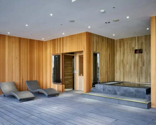 享沐時光莊園渡假酒店室內裸湯風呂一隅，木質裝潢搭配兩張舒適躺椅，營造靜謐放鬆的泡湯空間，享受隱私與溫泉。
