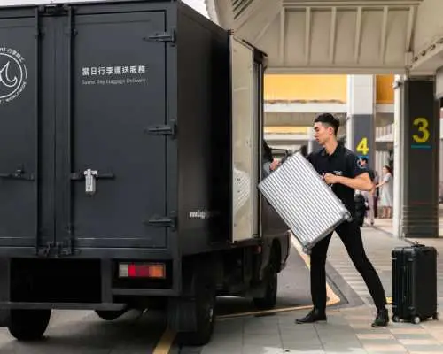 LuggAgent Luggage Check-in Service: Shanghai Pudong International Airport (PVG) or Shanghai Hongqiao International Airport (SHA) to Hotel in Shanghai (with discount for more than 2 pieces) | China