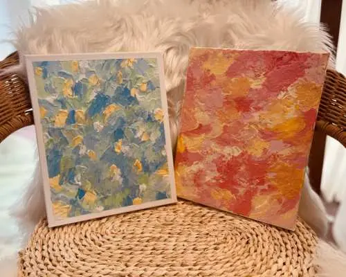 서울 잠실 회화반의 아크릴화 작품. 질감이 풍부한 추상 예술 그림 두 점이 따뜻한 색감과 차가운 색감으로 독특한 스타일을 표현합니다.