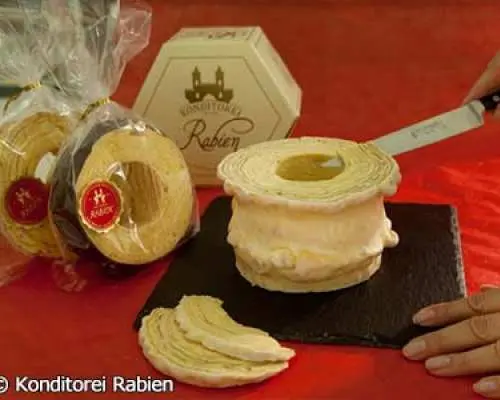 Konditorei Rabienの焼きたてバウムクーヘンのクローズアップ。ベルリンのプライベート観光ツアーでの特別なグルメ立ち寄りオプションを象徴しています。