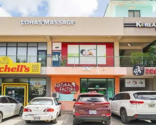 サイパンのロハス・マッサージの目立つ店構え。商業地区に位置し、旅行者が easily 見つけて訪れることができ、韓国式マッサージと無料空港送迎サービスを提供しています。