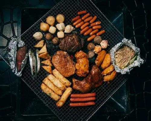 銅鑼灣｜Falo Bistro｜免費唱k｜露台炭火燒肉體驗｜城市之巔 BBQ、職人燒鳥和牛、新穎電玩、不定期Live Band表演｜KKday獨家免收加一服務費