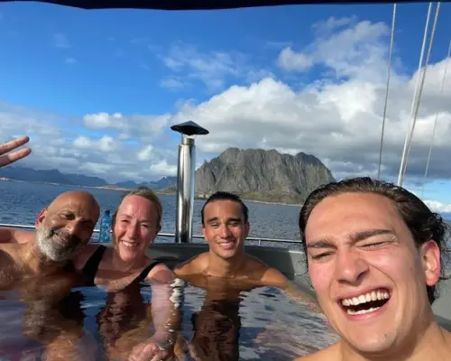 罗弗敦峡湾巡游和豪华游艇钓鱼