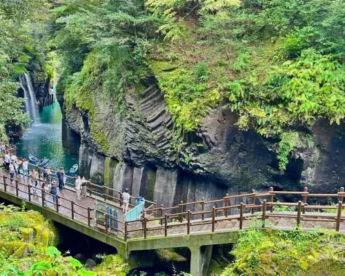 Du khách trên lối đi bộ ngắm cảnh tại Thung lũng Takachiho, ngắm nhìn thác nước hùng vĩ đổ xuống dòng sông màu xanh ngọc bích, trải nghiệm chèo thuyền đầy thú vị.