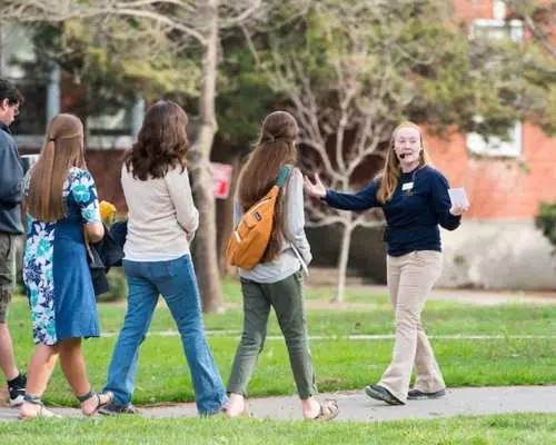Students on a guided tour of a Korean university campus, led by a professional guide. This provides study tour participants a chance to deeply understand campus culture and the local learning environment.