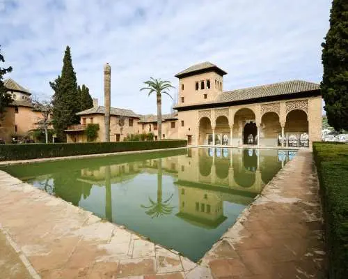 格拉纳达半日游｜阿尔罕布拉宫＆赫内拉利费花园 & 纳斯里王宫｜格拉纳达出发