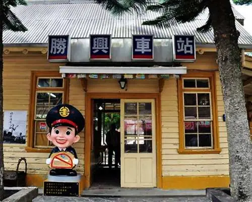 One-day Miaoli Old Mountain Line Railway Tour｜Shenghsing Station, Longteng Broken Bridge, Monet’s Secret Garden, Gaomei Wetland｜Departing from Taichung