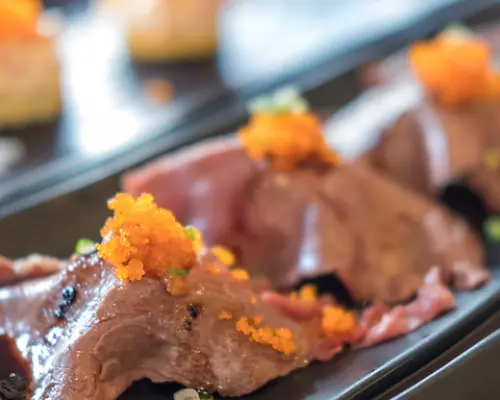 Takadanobaba, Tokyo | Thịt xiên nướng Yakitori Sumibi Yakitori đến Aburi Niku Sushi Ăn thả ga Sosaku Izakaya Kuroobi （炭火焼き鳥と炙り肉寿司食べ放題 創作居酒屋 黒帯 高田馬場店）| Chỉ đặt chỗ