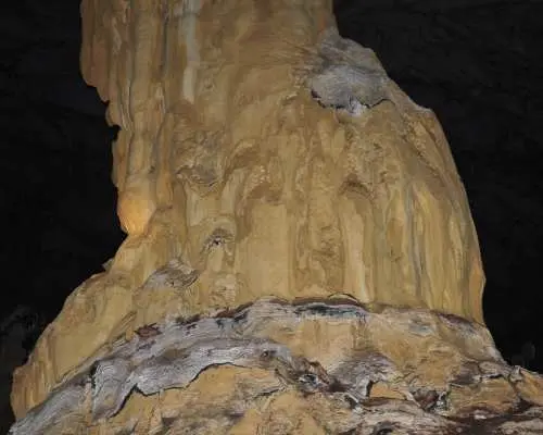 หินงอกขนาดใหญ่ที่มีลวดลายเฉพาะตัวภายในถ้ำแม่น้ำใต้ดินปูเอร์โตปรินเซซา ปาลาวัน แสดงให้เห็นถึงความมหัศจรรย์ทางธรรมชาติ