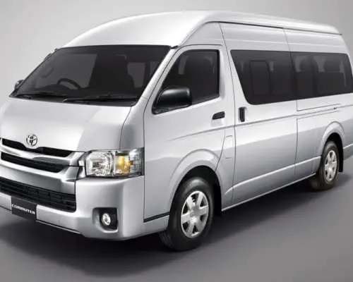 宽敞的银色丰田Commuter面包车，非常适合从甲米机场到兰塔岛、克隆芒或其他地区的团体或家庭私人接送服务，含渡轮票。