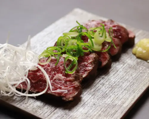 和歌山縣和歌山市 | 檸檬酸 60 分鐘 500 日元 無限暢飲 Temomi Tare 烤肉牛之片部（レモンサワー60分500円飲み放題 手もみたれ焼肉 牛の語りべ） |僅座位預定
