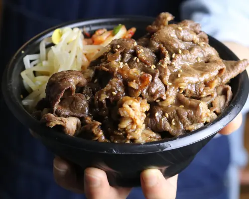 和歌山縣和歌山市 | 檸檬酸 60 分鐘 500 日元 無限暢飲 Temomi Tare 烤肉牛之片部（レモンサワー60分500円飲み放題 手もみたれ焼肉 牛の語りべ） |僅座位預定