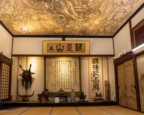 在與日本佛教偉大人物空海和円珍有關的寺廟（香川善通寺市）體驗製作自己的香包