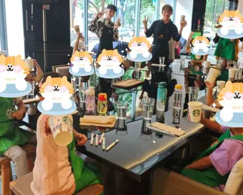 Trong hoạt động trải nghiệm nghề nghiệp cho trẻ em ở Thâm Quyến, các em nhỏ tại cửa hàng Starbucks tập trung tham gia hội thảo barista, học cách pha chế đồ uống và trải nghiệm văn hóa cà phê.