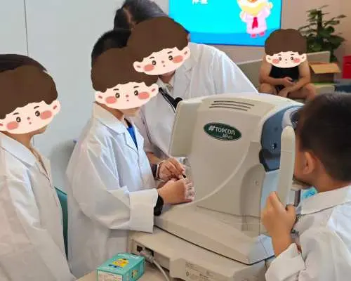 Trải nghiệm nghề nghiệp cho trẻ em ở Thâm Quyến, các bác sĩ mắt nhỏ mặc áo blouse trắng, dưới sự hướng dẫn của chuyên gia, sử dụng thiết bị nhãn khoa để trải nghiệm quá trình kiểm tra thị lực.