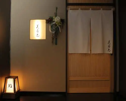 大阪、日本 | 鮨三筋 | 大阪で100年以上続く最高級寿司の伝統