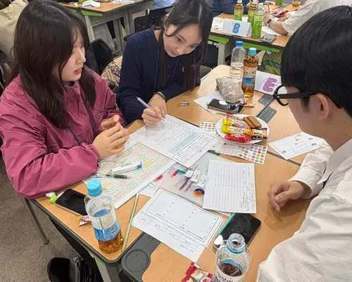 ソウルの韓国語レッスンで、少人数の生徒が協力し議論し、実践的な会話スキルを育む交流的な学習環境。