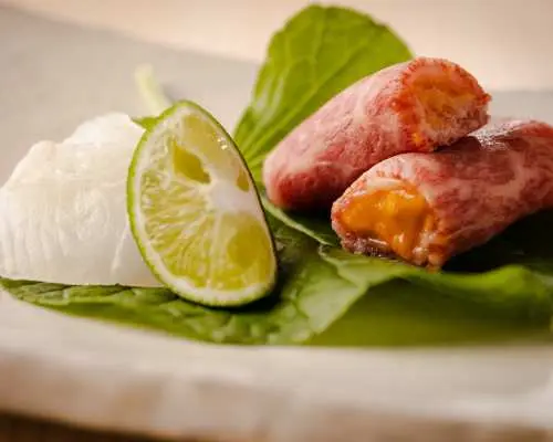 โตเกียว ประเทศญี่ปุ่น | ร้านซูชิอะมาคาวะ | ห้องส่วนตัวสำหรับซูชิบาร์ตามฤดูกาล
