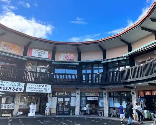 鹿儿岛雾岛地区的特色商店街，提供多样化的当地美食与特产，是旅客探索秋日美景后的理想购物休憩地点。