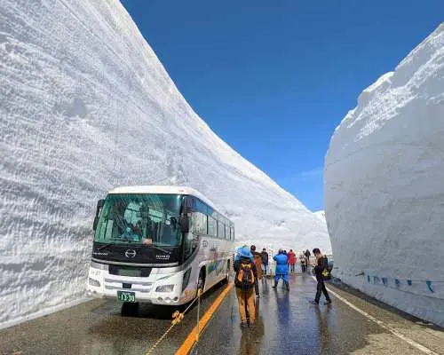 【黑部立山雪牆二日遊】阿爾卑斯路線「雪之大谷」＆世界遺產「白川鄉」＆飛驒高山老街＆兼六園｜名古屋出發