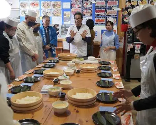 제철 해산물을 이용한 초밥 만들기 체험을 예약하세요 (미야기현 나토리).