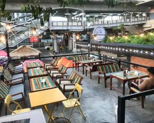 ชั้นลอย Cuisine & Bar | กรุงเทพฯ