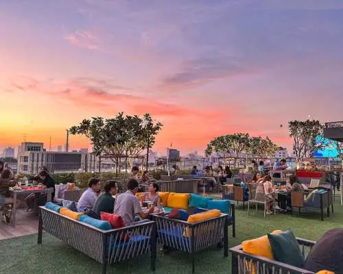 212 Rooftop Bar ที่ ไอบิส สไตล์ กรุงเทพ รัชฎา | กรุงเทพมหานคร