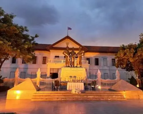 清邁夜晚，三王紀念碑及其殖民風格建築在燈光照耀下璀璨奪目，在戲劇化的暮色中顯得莊嚴而迷人。