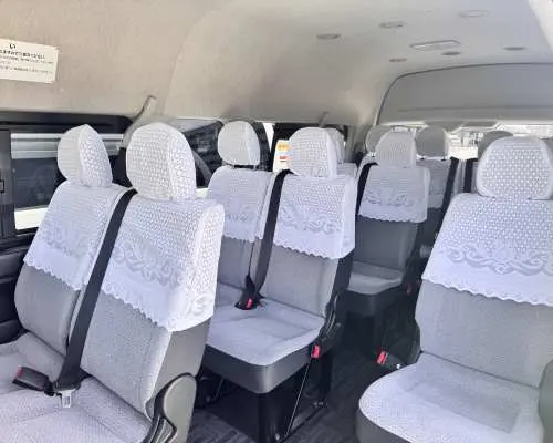 TRAVELBOX合法綠牌專車舒適寬敞的內部空間，配備多排整潔座椅與白色蕾絲椅套，為福岡機場接送的旅客提供舒適乘車體驗。