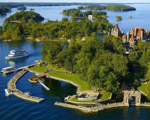 ภาพมุมสูงของปราสาทโบลต์บนเกาะฮาร์ทในหมู่เกาะเทาซันด์ สถานที่ท่องเที่ยวทางธรรมชาติที่สวยงามของแคนาดาตะวันออก พร้อมเกาะเล็กเกาะน้อยและน้ำทะเลสีคราม