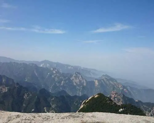 맑고 푸른 하늘 아래, 웅장하고 험준한 화산 산맥의 광활한 파노라마 전경은 시안 화산 투어의 드넓은 경치를 선사한다.