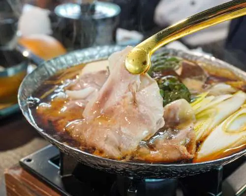 【Lunch Included】Niseko Autumn Escape from Sapporo: From Peak Foliage and Fresh Mountain Air to Craft Whisky and Soaking in Onsen