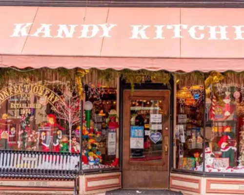 加利納小鎮上獨特的「KANDY KITCHEN」糖果店面，粉色遮陽棚下窗戶佈滿節慶裝飾，展現懷舊小鎮的購物樂趣與風情。